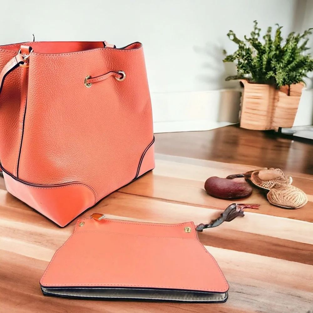 MICHAEL KORS Mercer Gallery Bucket Bag Coral Pink - Picture 2 of 7